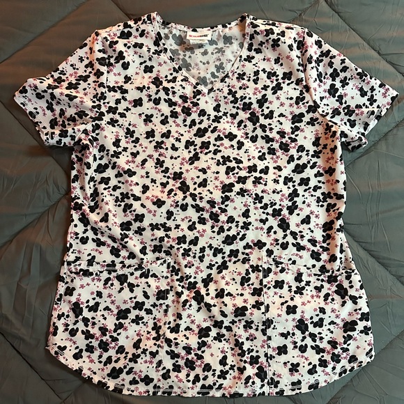 Bundle of Medium Scrub Star Scrub tops - Picture 7 of 11